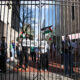 Pro-Palestijnse protesten gingen maandag door op de Columbia Universiteit, toen agenten van de NYPD buiten de campus waren gestationeerd.