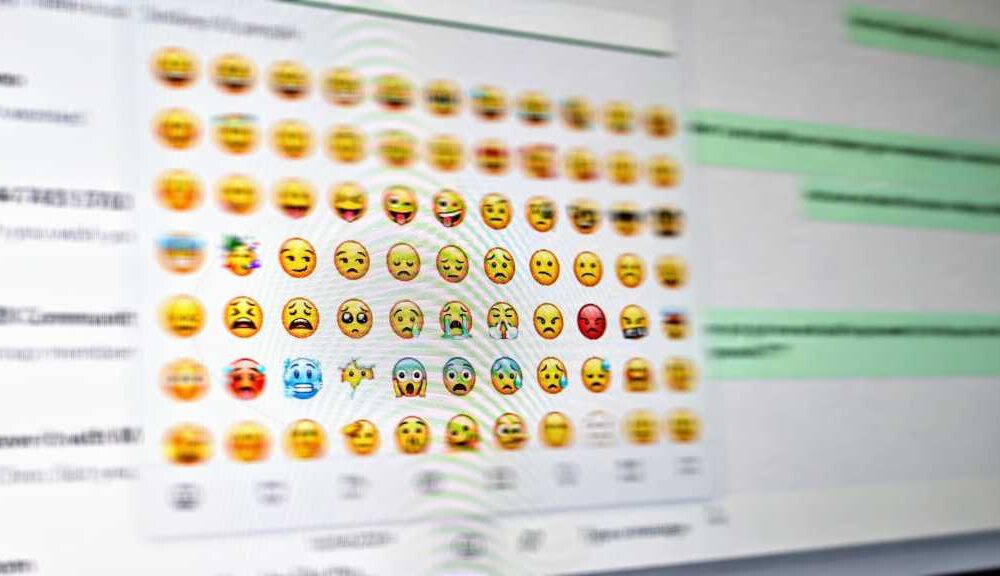 WhatsApp emoji hack