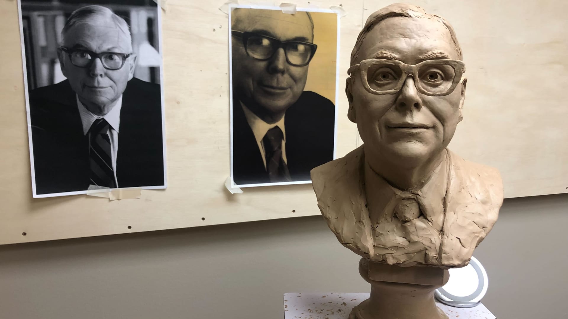 Bronze bust of the late Charlie Munger wowed the Omaha crowd at the Berkshire rally
