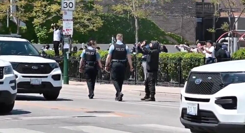 Chicago's Cinco De Mayo Parade canceled due to explosive fight between Latin Kings and rival gang Satan's Disciples in broad daylight (VIDEO) |  The Gateway expert