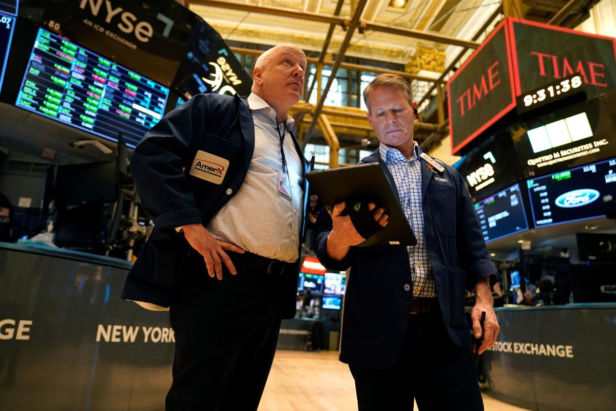 Dow posts eighth consecutive winning session, S&P 500 marches back to record highs