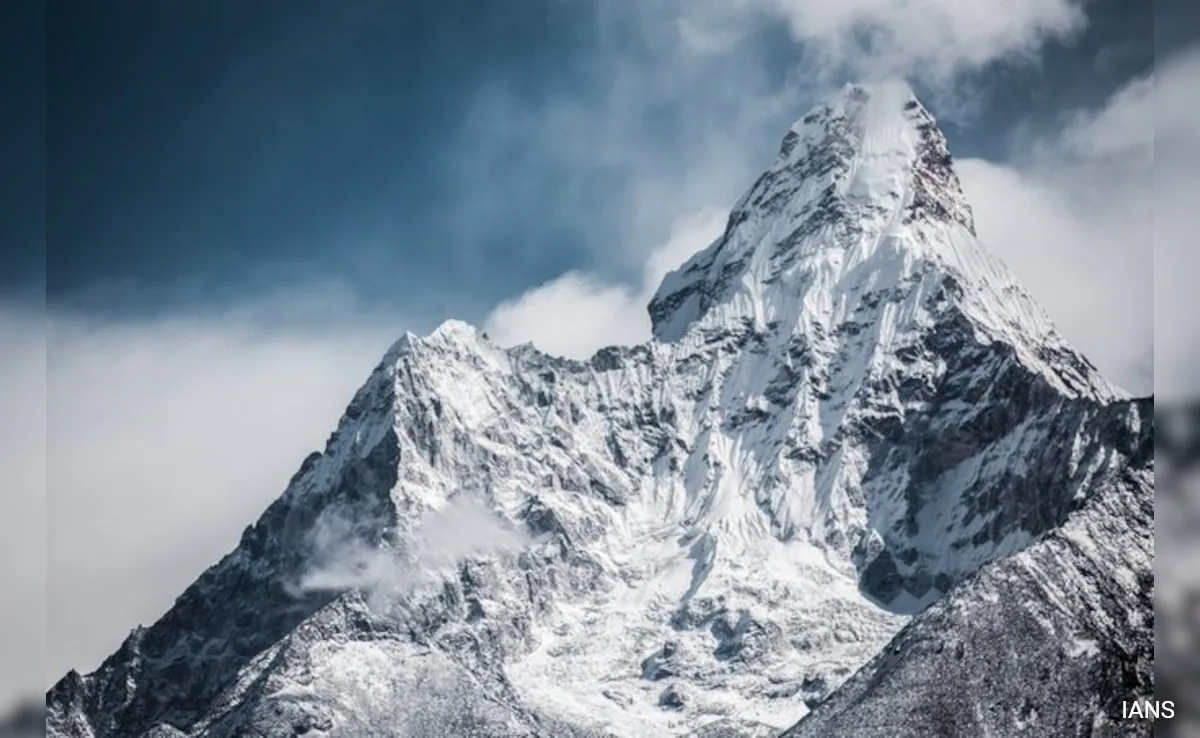 Kenyan climber and his Nepalese guide die on Mount Everest