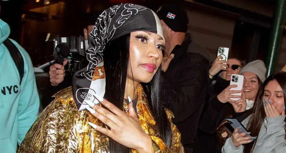 Nicki Minaj apologizes to fans for postponing a concert at the last minute