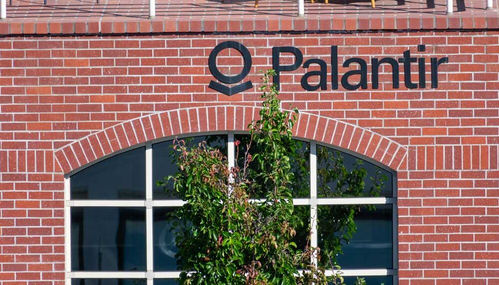 Palantir profit rises 60%, US commercial revenue growth slows |  Investor business daily