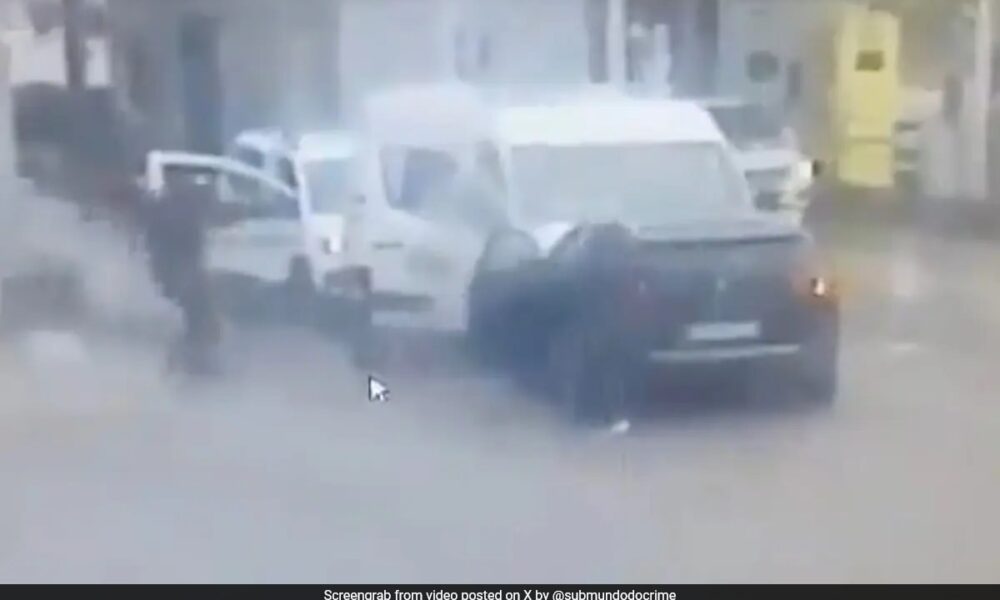 Two minutes of extreme violence in the French prison Van Escape