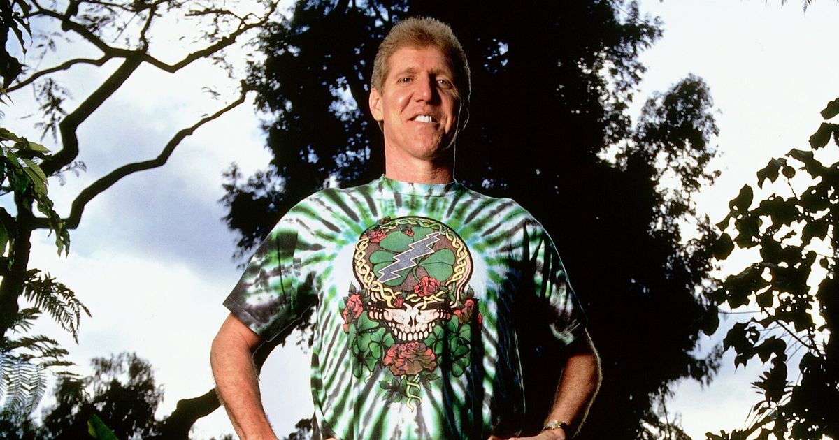 Dead & Company honors the late Bill Walton with enormous floral displays as a moving tribute