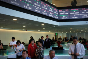 PSEi extends decline due to weak economic outlook