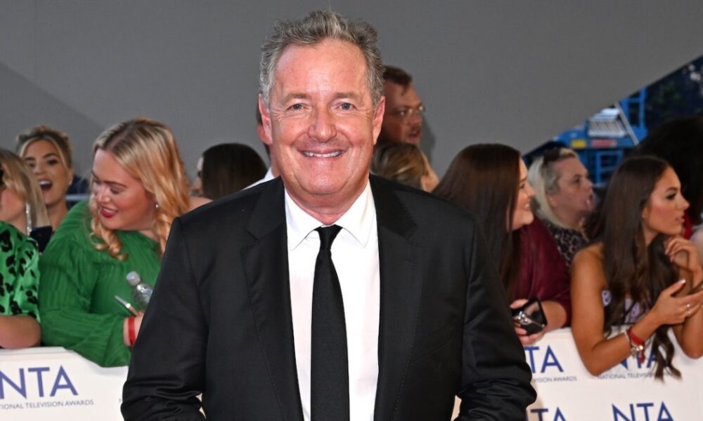 Piers Morgan receives bracelet with mean lyrics during Taylor Swift Show