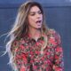 Shania Twain abruptly stops her concert in London to blow her nose in Bizarre Moment