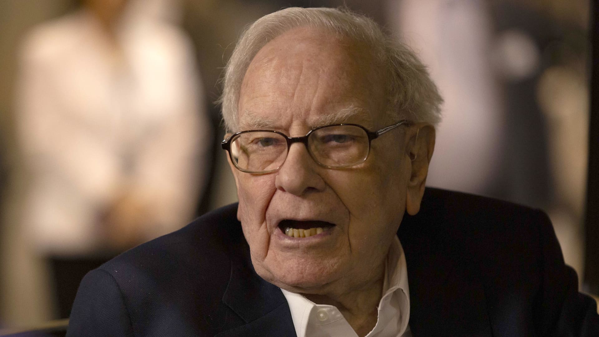 Apple shares fall 7% after Warren Buffett's Berkshire Hathaway cuts its stake by half