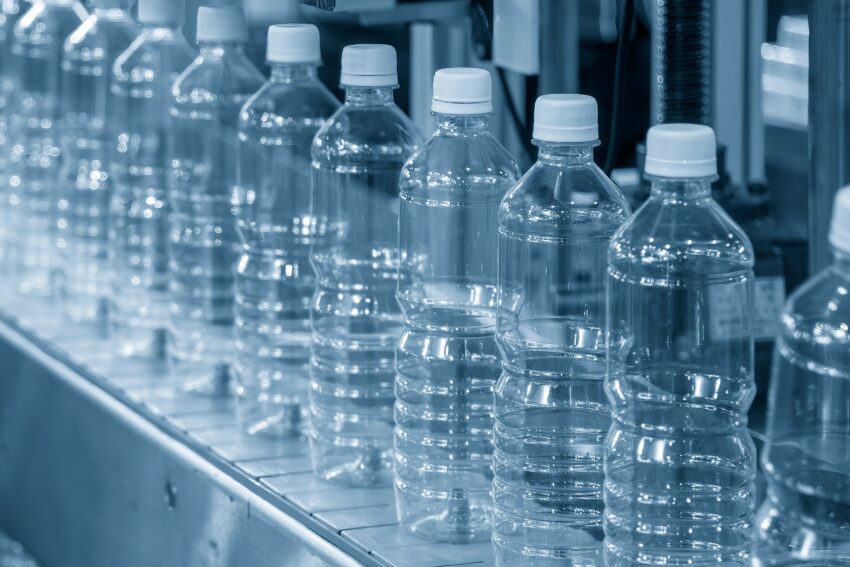 Choosing the right PET bottles manufacturer, like Rosinski, offers significant benefits. PET bottles are lightweight yet durable, making them easy to transport and handle.