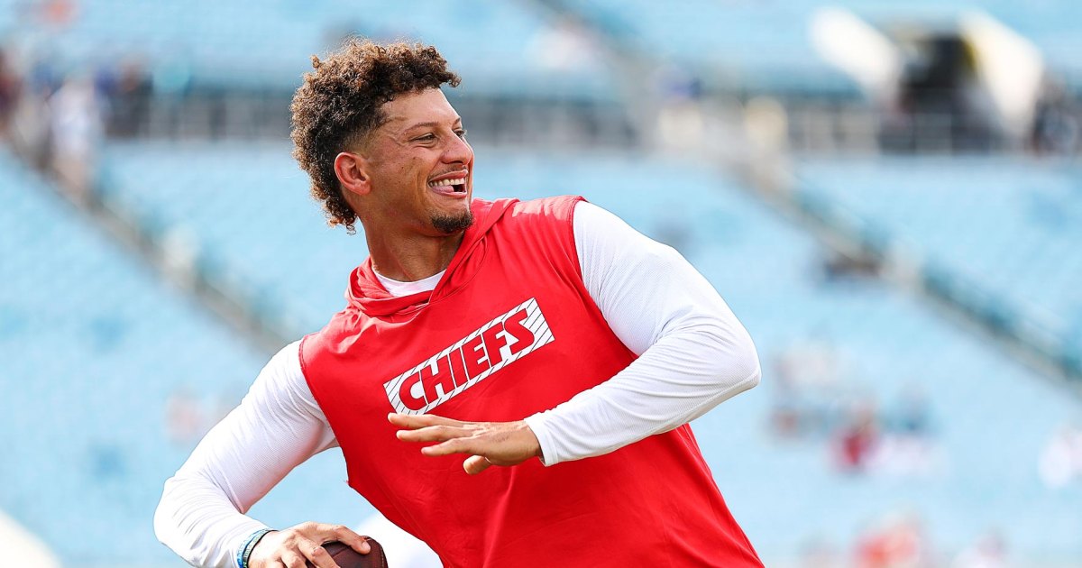 Patrick Mahomes doesn't know any music being played during the 2024 Chiefs Practice